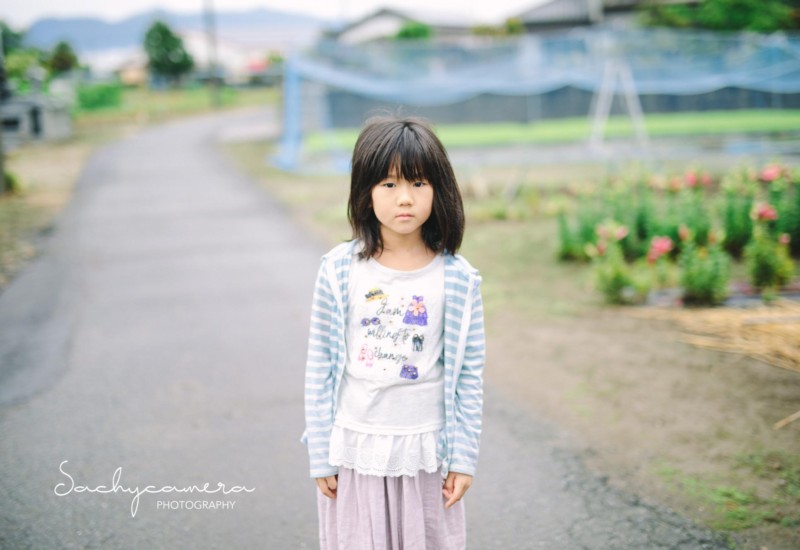 畑の脇道で長女２