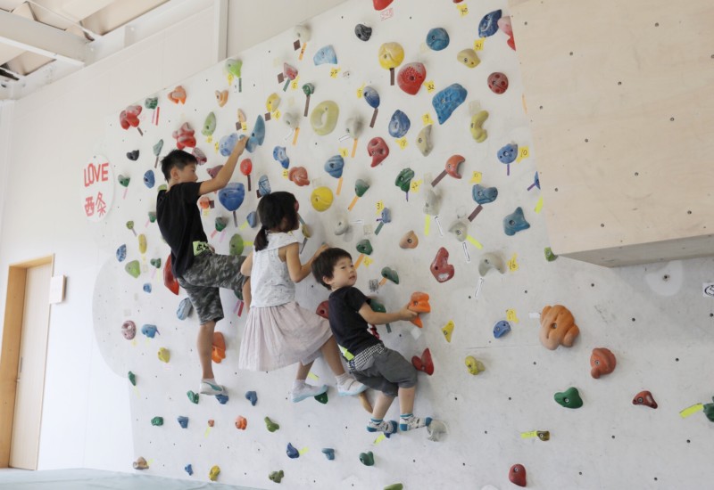 子ども3人ボルダリング