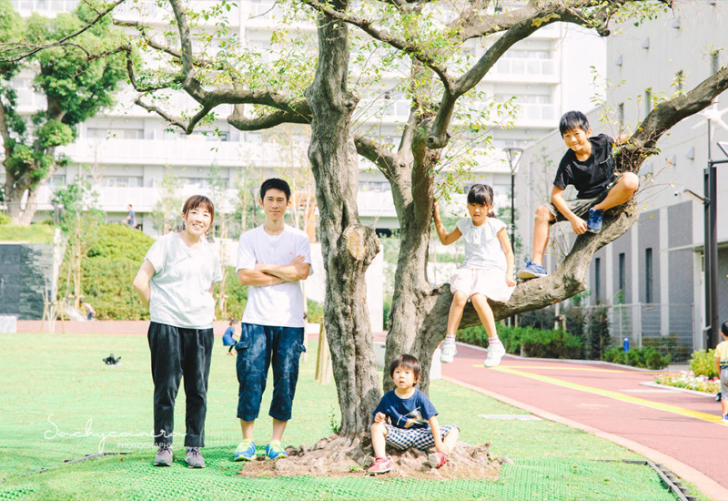公園で家族の記念写真１