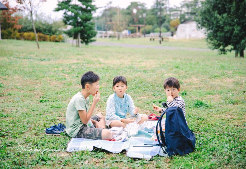 朝の公園でトーストをほおばる