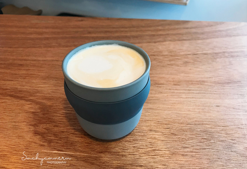 カフェラテは北欧デザインのカップで