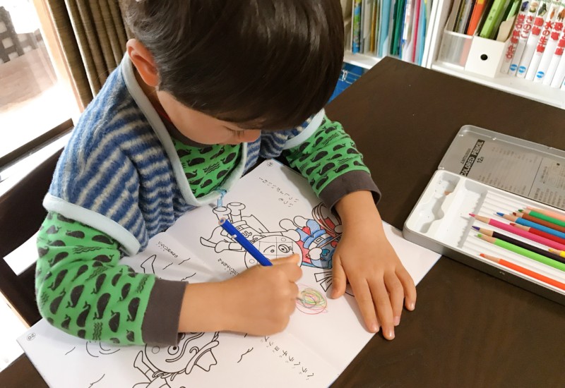 重ね塗りをする次男