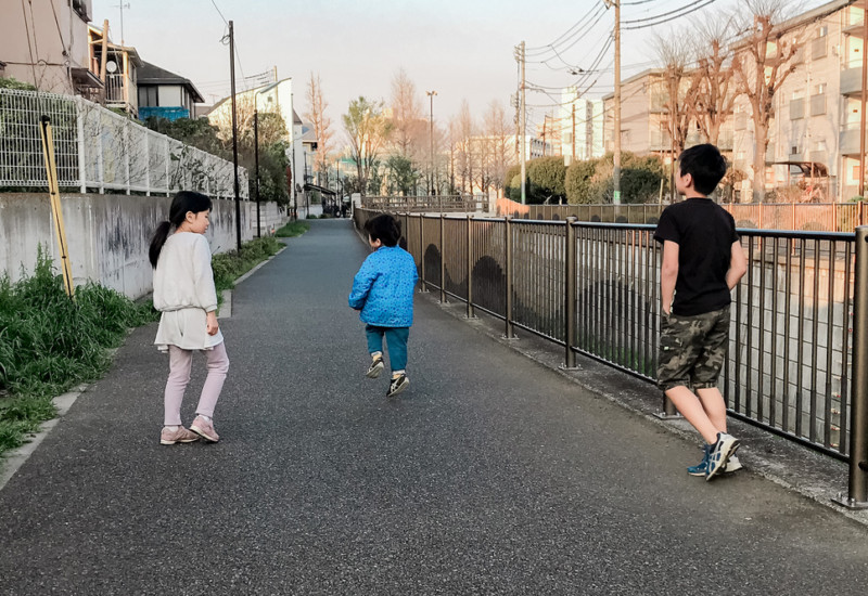保育園からの帰り道三兄弟