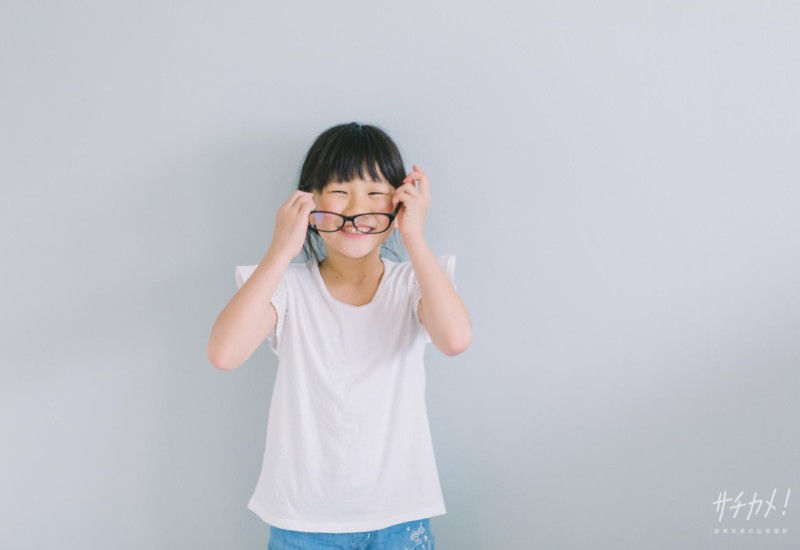 伊達眼鏡をかけた小学生
