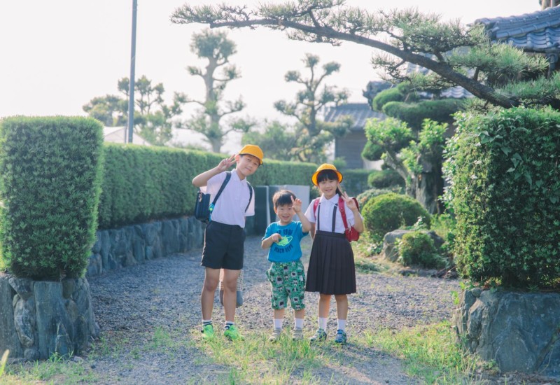 始業式の日子供たち集合写真